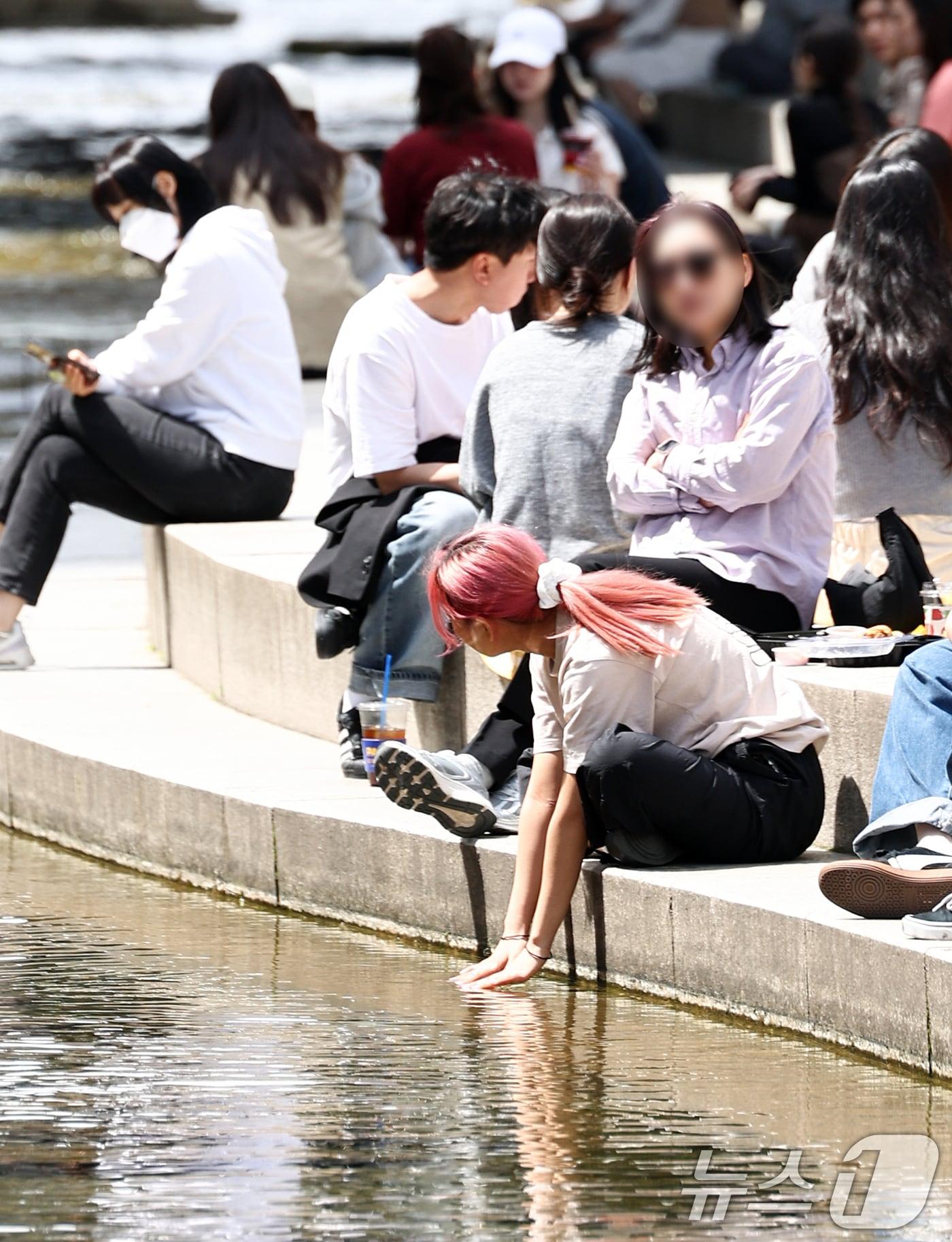 본문 이미지 - 서울 낮 최고 기온이 25도를 웃돌며 초여름 날씨가 이어지는 16일 서울 중구 청계천에서 시민들이 휴식을 취하고 있다. 2026.4.16 ⓒ 뉴스1 최지환 기자