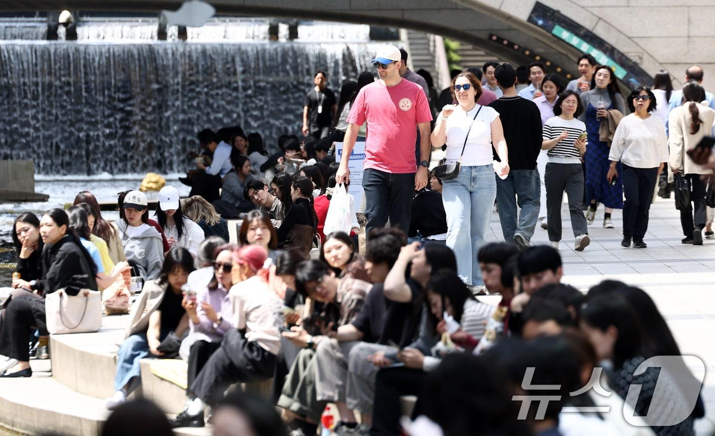 본문 이미지 - 서울 낮 최고 기온이 25도를 웃돌며 초여름 날씨가 이어지는 16일 서울 중구 청계천에서 시민들이 휴식을 취하고 있다. 자료사진  2026.4.16 ⓒ 뉴스1 최지환 기자