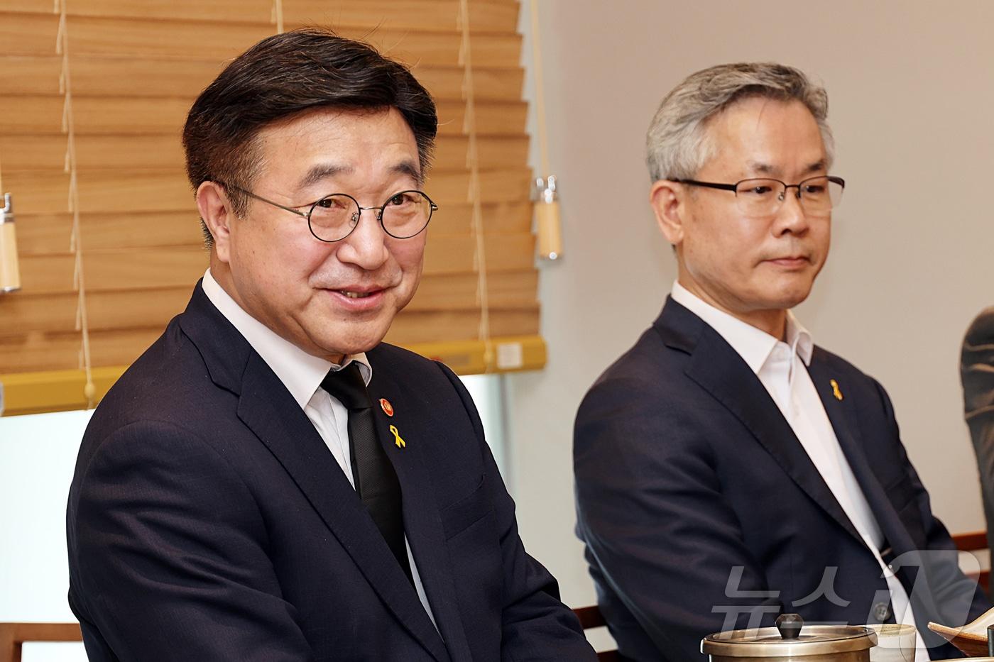 본문 이미지 - 윤호중 행정안전부 장관이 16일 오후 '국민안전의 날'을 맞아 인천지역 안전문화 시민단체 관계자들을 만나 안전문화 확산을 위한 협력 방안 등을 논의하고 있다. (행정안전부 제공. 재판매 및 DB 금지) 2026.4.16 ⓒ 뉴스1