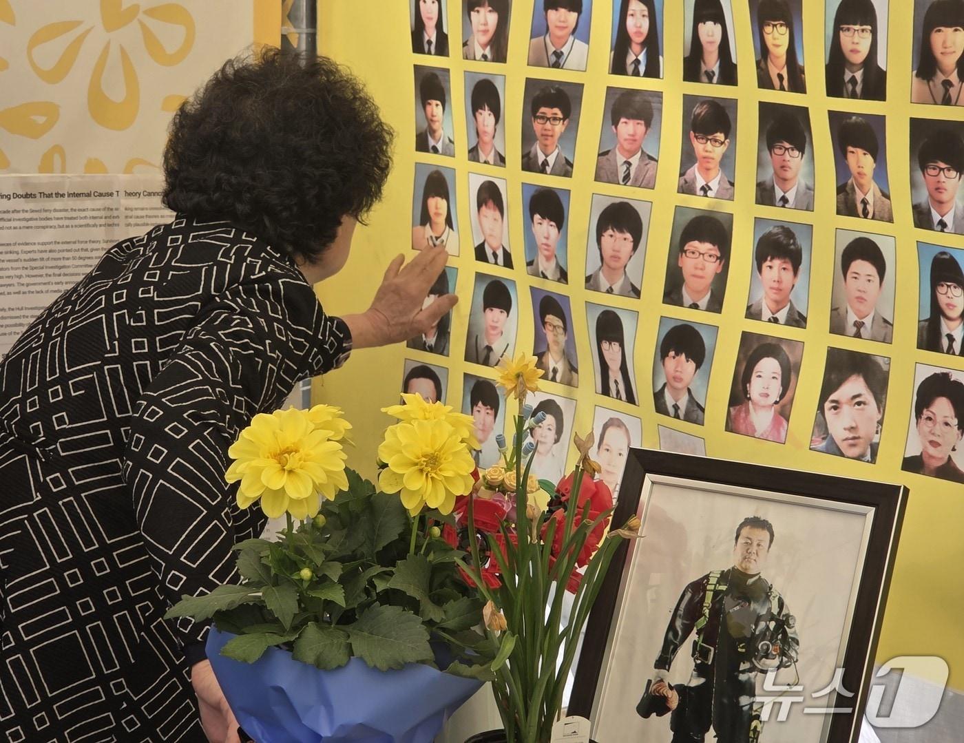 본문 이미지 - 16일 오전 11시께 전북 전주시 풍남문광장 세월호분향소를 찾은 양순애 씨가 손녀의 얼굴을 바라보고 있다.2026.4.16/뉴스1 문채연 기자