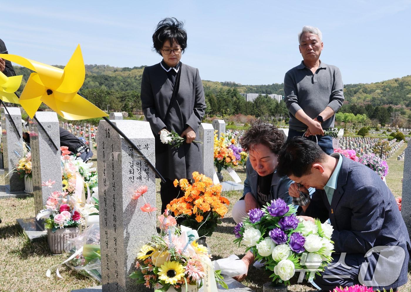 본문 이미지 - 16일 대전 유성구 국립대전현충원 순직공무원묘역에서 열린 세월호참사 12주기 기억식에서 유족이 고인을 추모하고 있다. 2026.4.16 ⓒ 뉴스1 김기태 기자