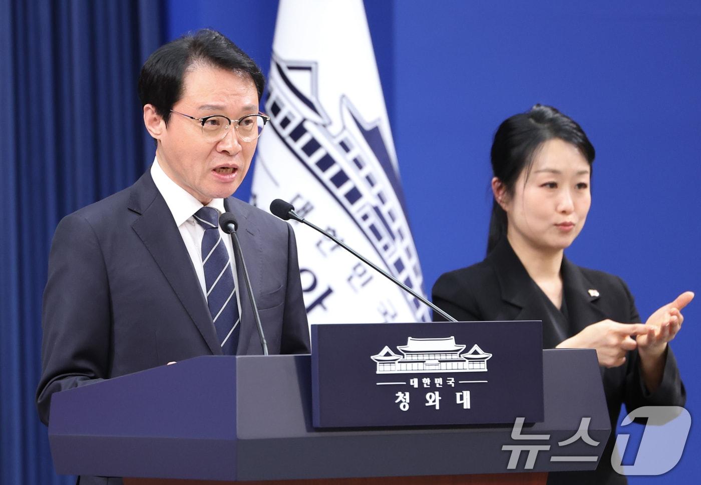 본문 이미지 - 이규연 홍보소통수석이 16일 청와대 춘추관에서 민주평통 자문회의 수석부의장 등 인사 관련 브리핑을 하고 있다. ⓒ 뉴스1 허경 기자