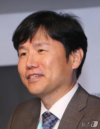 본문 이미지 - 이재명 대통령이 16일 국가기후위기대응위원회 위원장에 이창훈 서울대 환경대학원 특임교수를 위촉했다. (청와대 제공. 재판매 및 DB 금지) 2026.4.16 ⓒ 뉴스1 이재명 기자