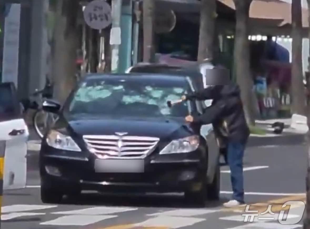 본문 이미지 - 15일 오전 11시 16분께 울산 중구 다운동의 한 도로에서 50대 남성이 승용차를 몸으로 막고 고무망치로 앞유리를 파손했다.(SNS갈무리)/뉴스1