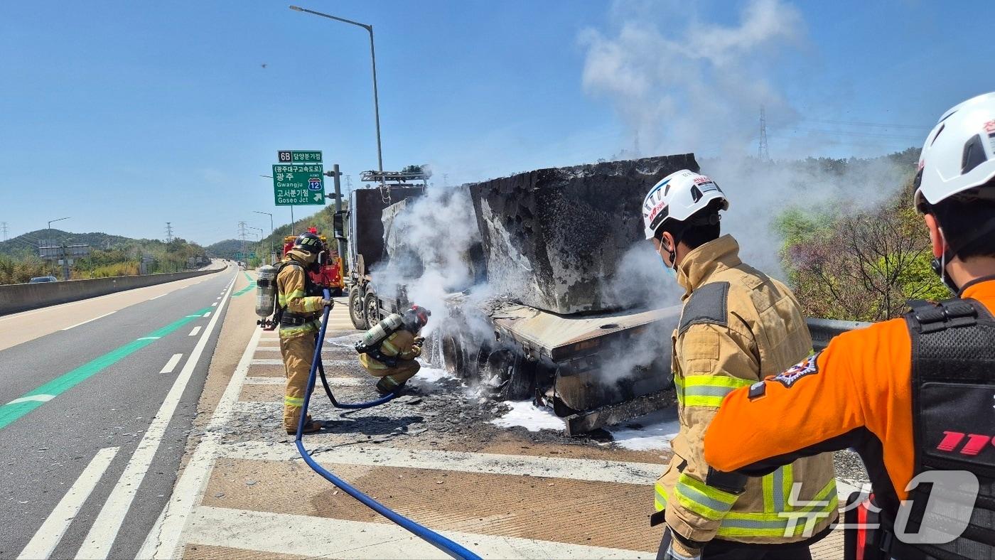본문 이미지 - 16일 낮 12시 37분쯤 전남 담양군 고창담양고속도로 담양JC 인근을 달리던 25톤 화물차에서 불이 나 소방당국이 진화하고 있다.(전남소방본부 제공. 재판매 및 DB 금지)