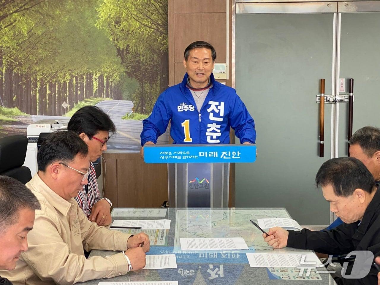 본문 이미지 - 16일 전춘성 전북 진안군수 예비후보가 진안군청 브리핑룸에서 기자회견을 갖고 있다.2026.4.16/뉴스1