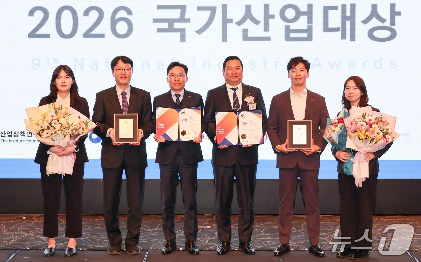 본문 이미지 - 한국서부발전은 16일 서울 서초 엘타워에서 열린 ‘2026 국가산업대상 시상식’에서 제조품질, 환경경영 부문 대상을 받고 기념촬영을 하고 있다.(서부발전 제공. 재판매 및 DB금지)2026.4.16/뉴스1