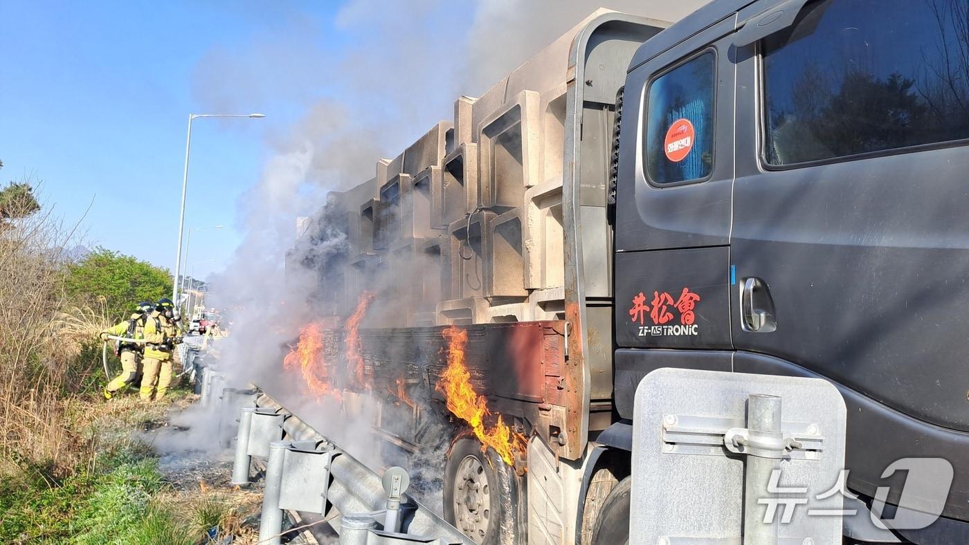 본문 이미지 - 16일 오전 7시 43분께 전북 남원시 대산면 광주-대구고속도로 상행선 48㎞ 지점을 달리던 23톤 화물차에서 불이 났다.(전북소방본부 제공. 재판매 및 DB금지)