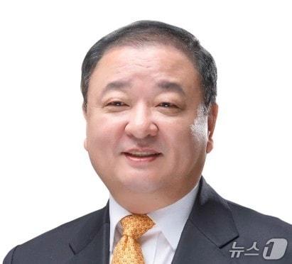 본문 이미지 - 강창일 신임 민주평화통일자문회의 수석부의장이 최근 별세한 이해찬 전 수석부의장의 후임으로 임명됐다.(청와대 제공)