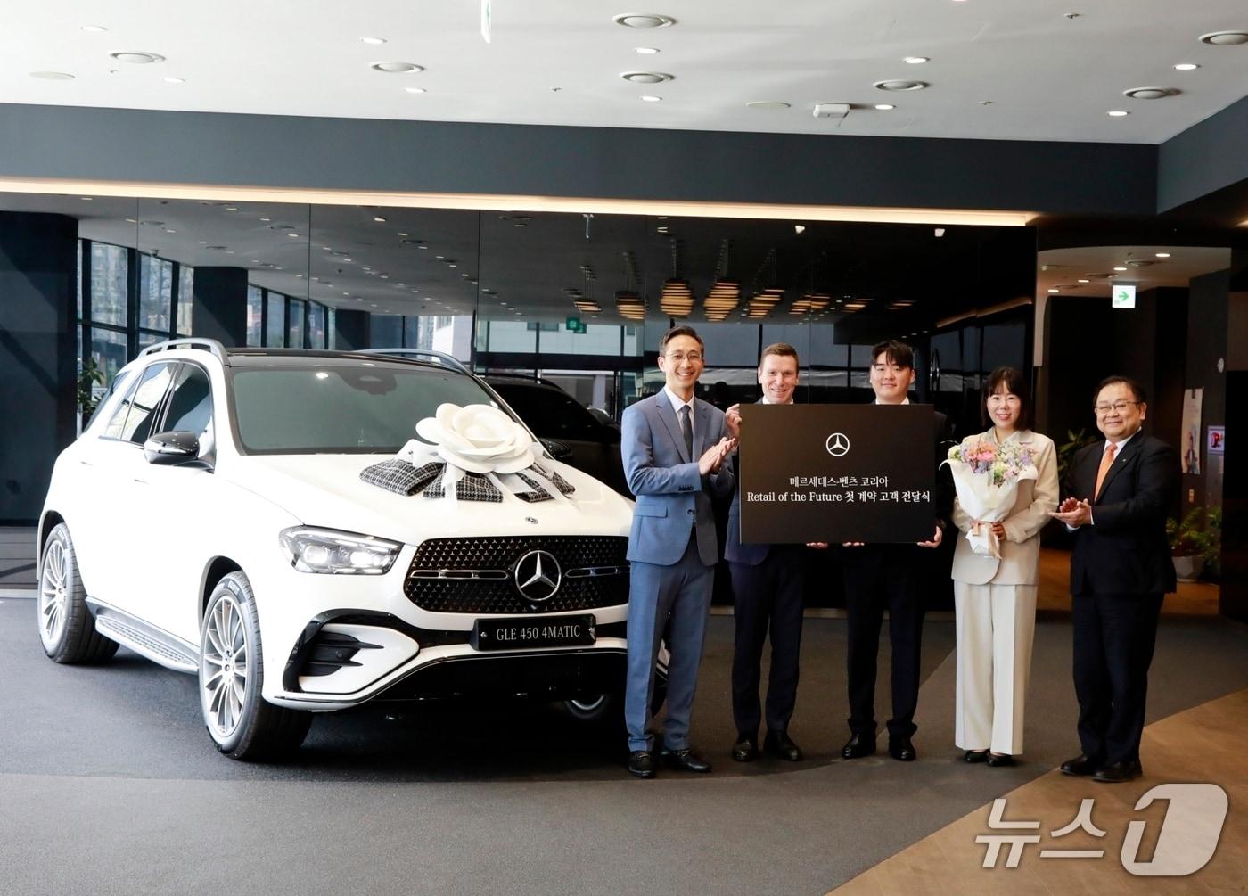 본문 이미지 - (왼쪽부터) 김은중 메르세데스-벤츠 코리아 제품 및 세일즈 부문 총괄 부사장, 마티아스 바이틀 메르세데스-벤츠 코리아 대표이사, RoF 1호 차량을 인도받은 안욱주 고객과 조영옥 고객, 노재봉 HS효성더클래스 대표이사가 메르세데스-벤츠 구리 전시장(HS효성더클래스)에서 기념촬영을 하고 있다.(메르세데스-벤츠 제공)