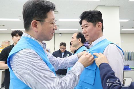 본문 이미지 - 성창훈 사장이 현장 관리감독자들에게 '안전지킴이 배지'를 수여하고 있다. (한국조폐공사 제공.재판매 및 DB금지)/뉴스1