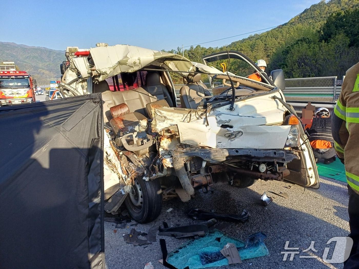 본문 이미지 - 사고 현장 모습.(전북 소방 제공. 재판매 및 DB 금지)