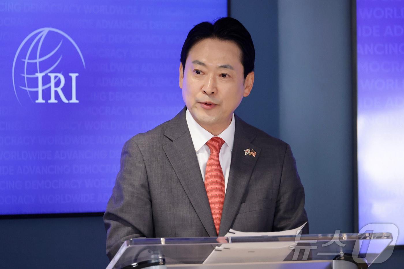 본문 이미지 - 방미 중인 장동혁 국민의힘 대표가 15일(현지시간) 국제공화연구소에서 연설하고 있다. (국민의힘 제공, 재판매 및 DB금지) 2026.4.16 ⓒ 뉴스1