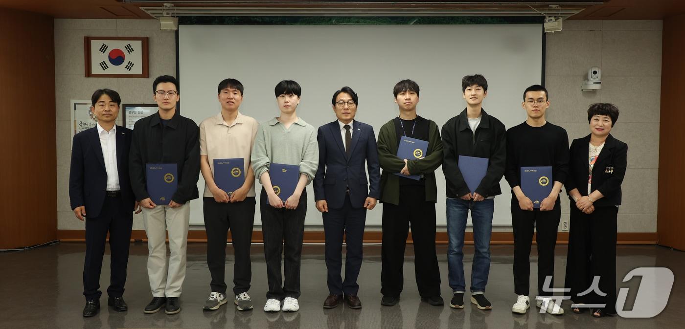 본문 이미지 - 16일 이경영 전북 진안군수 권한대행이 공보의들에게 근무지를 배치했다.(진안군제공, 재판매 및 DB금지)2026.4.16/뉴스1