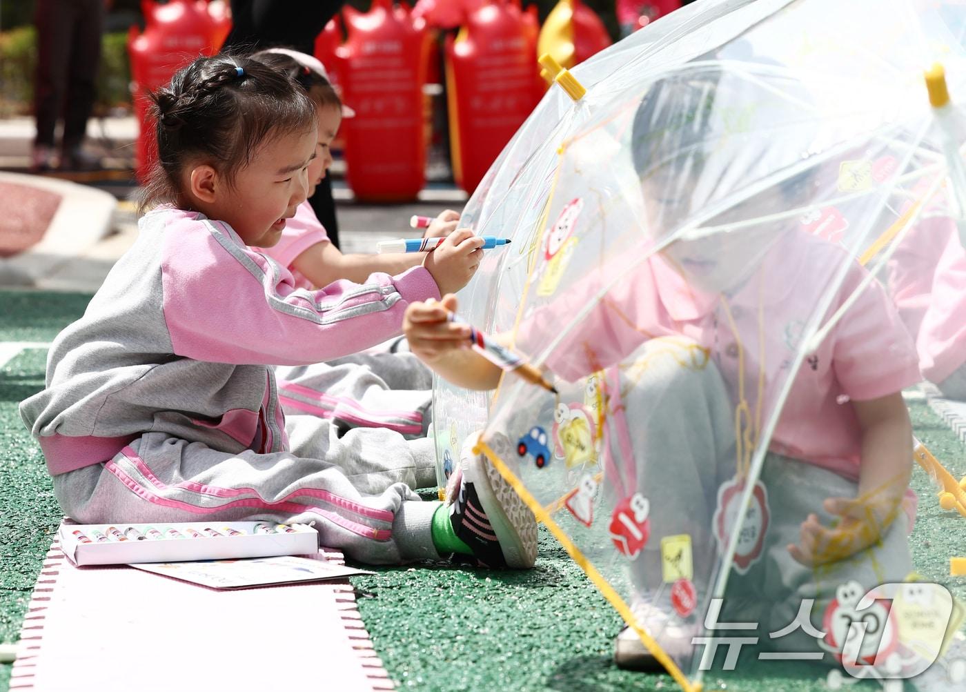 본문 이미지 - 국민안전의 날인 16일 오후 서울 송파구 송파안전체험교육관에서 어린이들이 안전우산 만들기 체험을 하고 있다. 국민 안전의 날은 세월호 참사 희생자를 추모하고 안전의 중요성을 되새기기 위해 제정된 법정 기념일로, 송파구는 2018년부터 매년 안전의 날을 기념해 행사를 열고 있다. 2026.4.16 ⓒ 뉴스1 김민지 기자