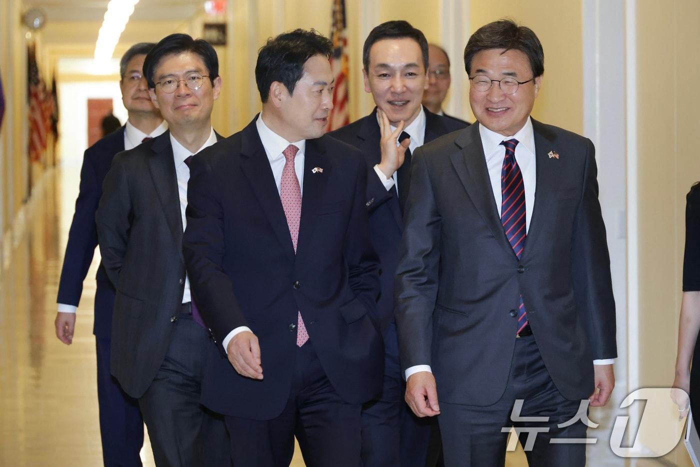 본문 이미지 - 방미 중인 장동혁 국민의힘 대표가 지난 14일(현지시간) 라이언 징키(Ryan Zinke) 하원 외교위 외국무기판매TF 단장을 면담하기 위해 이동하며 김대식 특보단장 등과 대화하고 있다. (국민의힘 제공, 재판매 및 DB 금지) 2026.4.16 ⓒ 뉴스1