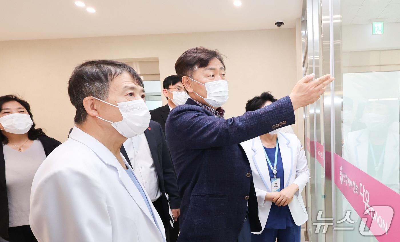 본문 이미지 - 16일 전북 남원 공공산후조리원 '다온'을 방문한 김관영 도지사가 관련 시설 및 운영 상황을 점검하고 있다.(전북도 제공. 재판매 및 DB금지)/뉴스1 