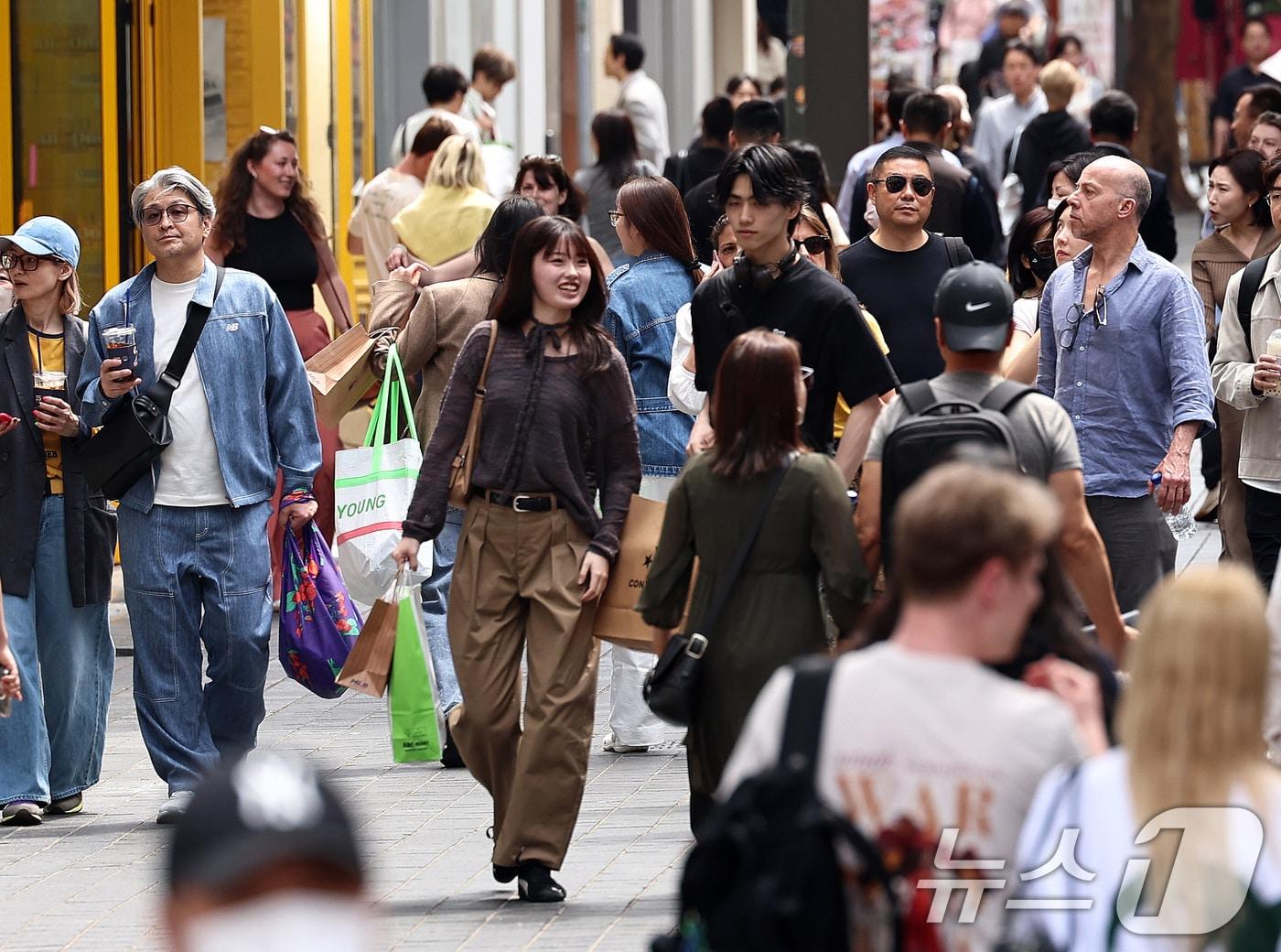 본문 이미지 - 외국인관광객들이 16일 서울 중구 명동거리를 걷고 있다. 2026.4.16 ⓒ 뉴스1 구윤성 기자