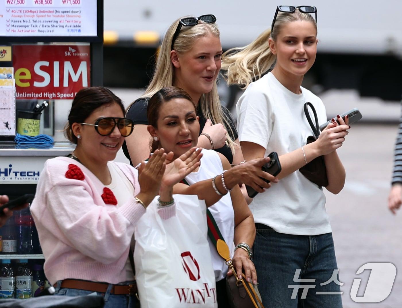 본문 이미지 - 외국인관광객들이 16일 오후 서울 중구 명동거리를 걷고 있다. 이날 문화체육관광부에 따르면 올해 1분기(1~3월) 방한 외국인 관광객은 약 476만 명으로 지난해 같은 기간보다 23% 증가해 역대 최대 실적을 기록했다. 특히 BTS 광화문 공연이 있었던 3월 한 달간 200만 명 넘는 외래객이 몰리며 월별 기준 최대치를 경신하는 등 방한 관광 시장이 회복세를 넘어 성장 가도로 진입했다. 2026.4.16 ⓒ 뉴스1 구윤성 기자