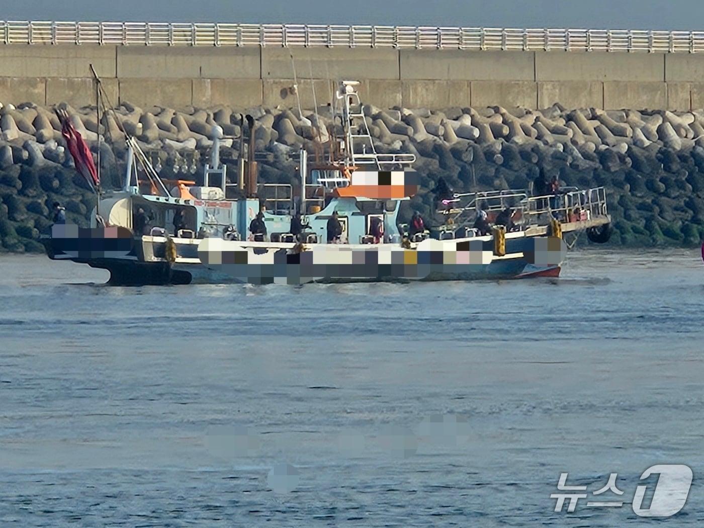 본문 이미지 - 15일 오전 7시께 어로 행위가 금지된 전북 군산항 북방파제 인근 항로대에서 어선 2척이 조업을 하고 있다.(군산해경 제공. 재판매 및 DB금지)