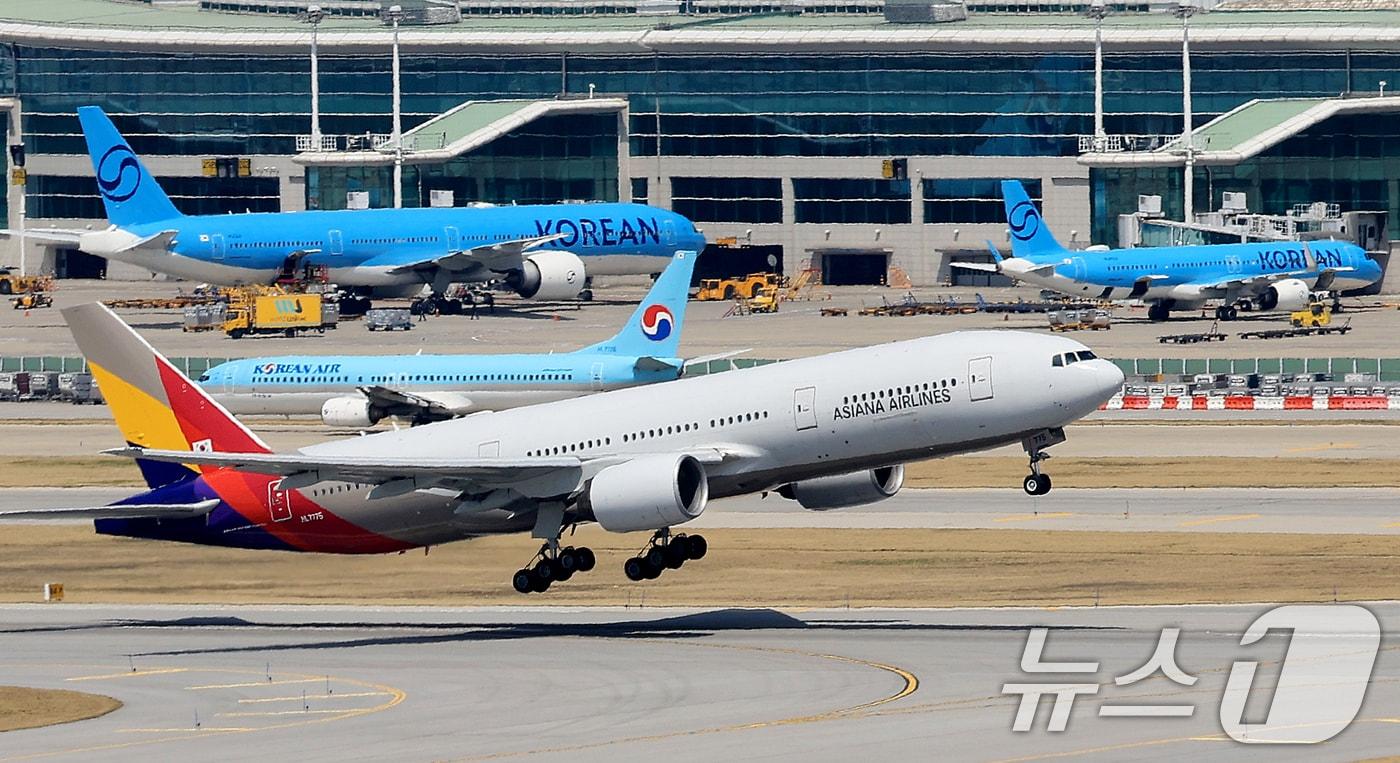 본문 이미지 - 중동 사태에 장기화로 국제선 항공권의 유류할증료가 사상 최고 수준으로 치솟은 16일 인천국제공항 계류장에서 항공기가 이륙하고 있다. 이날 항공업계에 따르면 5월 발권 국제선 항공권에는 유류할증료가 최고 수준인 33단계로 책정됐다. 대한항공 장거리 노선인 뉴욕·보스턴·시카고 등의 유류할증료는 지난달 9만9000원에서 5월 56만4000원으로 5배 넘게 상승했다. 2026.4.16 ⓒ 뉴스1 이호윤 기자