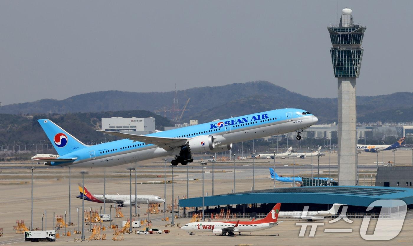 본문 이미지 - 지난달 16일 인천국제공항 계류장에서 대한항공 항공기가 이륙하고 있는 모습(자료사진). 2026.4.16 ⓒ 뉴스1 이호윤 기자