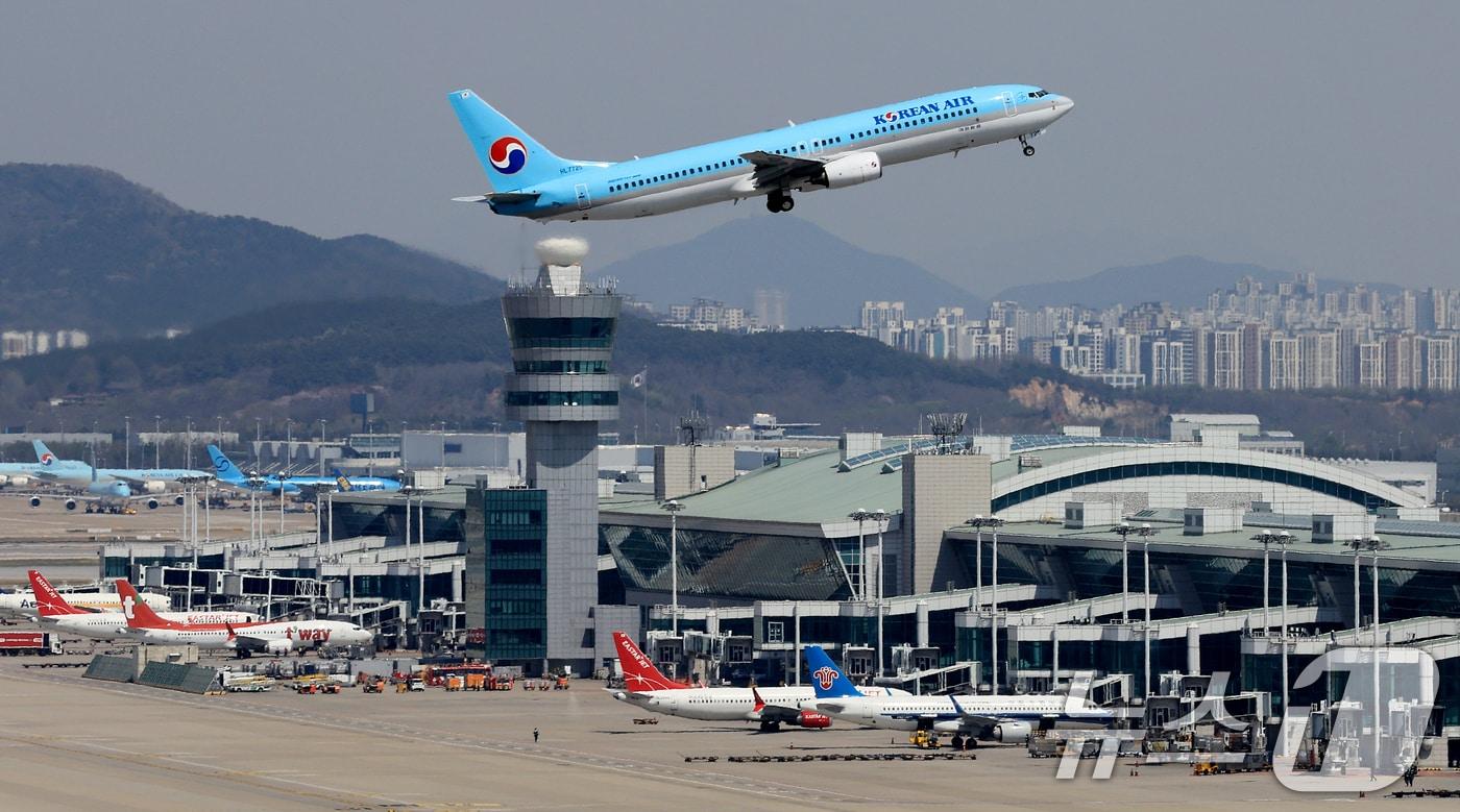 본문 이미지 -  16일 인천국제공항 계류장에서 대한항공 항공기가 이륙하는 모습. 2026.4.16 ⓒ 뉴스1 이호윤 기자