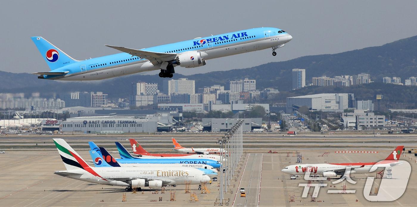본문 이미지 - 인천국제공항 계류장에서 항공기가 이륙하고 있다. ⓒ 뉴스1 이호윤 기자