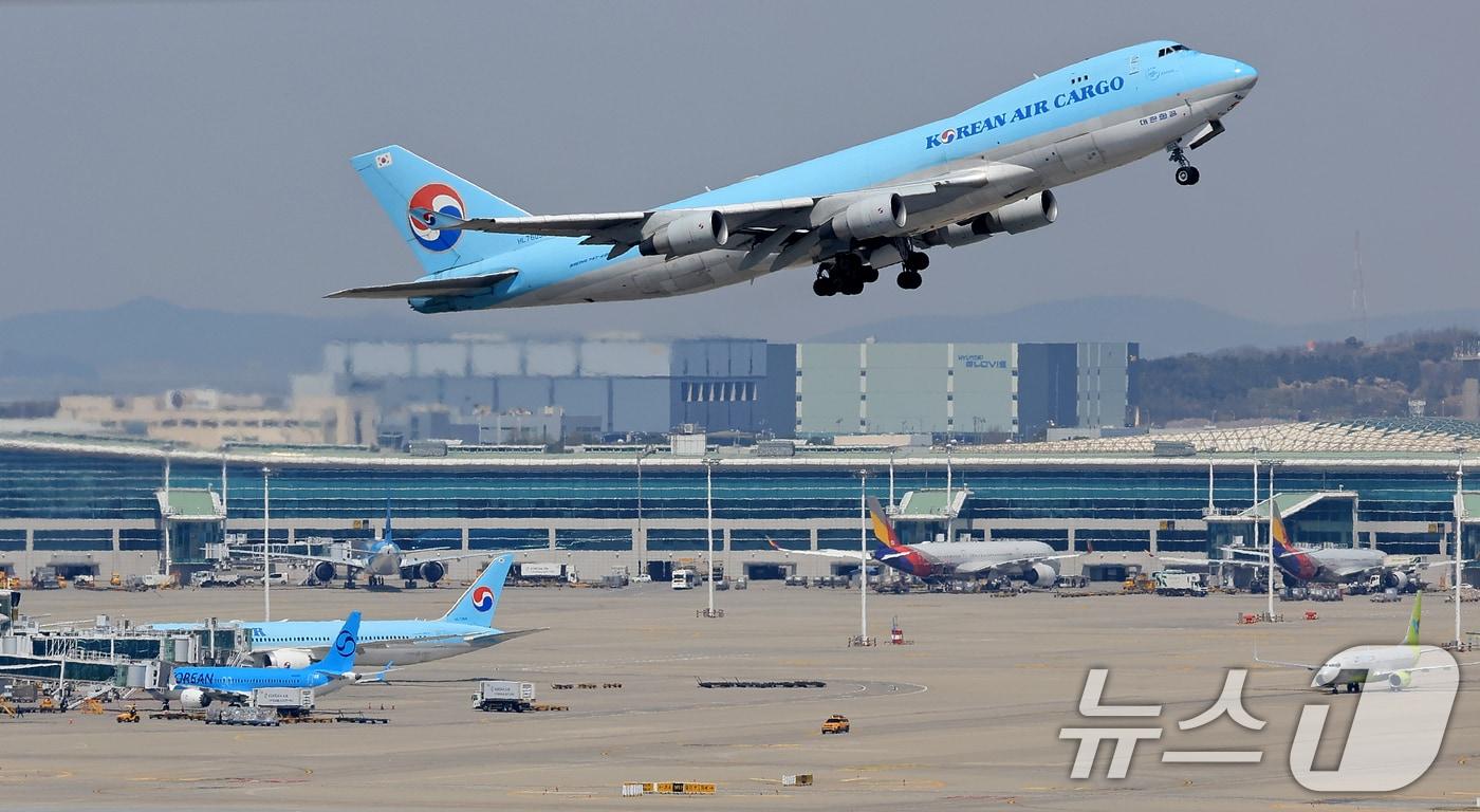본문 이미지 - 인천국제공항 계류장에서 항공기가 이륙하고 있다. ⓒ 뉴스1 이호윤 기자