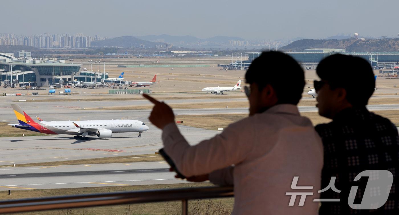 본문 이미지 - 인천국제공항 전망대를 찾은 시민들이 항공기를 바라보고 있다. 2026.4.16 ⓒ 뉴스1 이호윤 기자