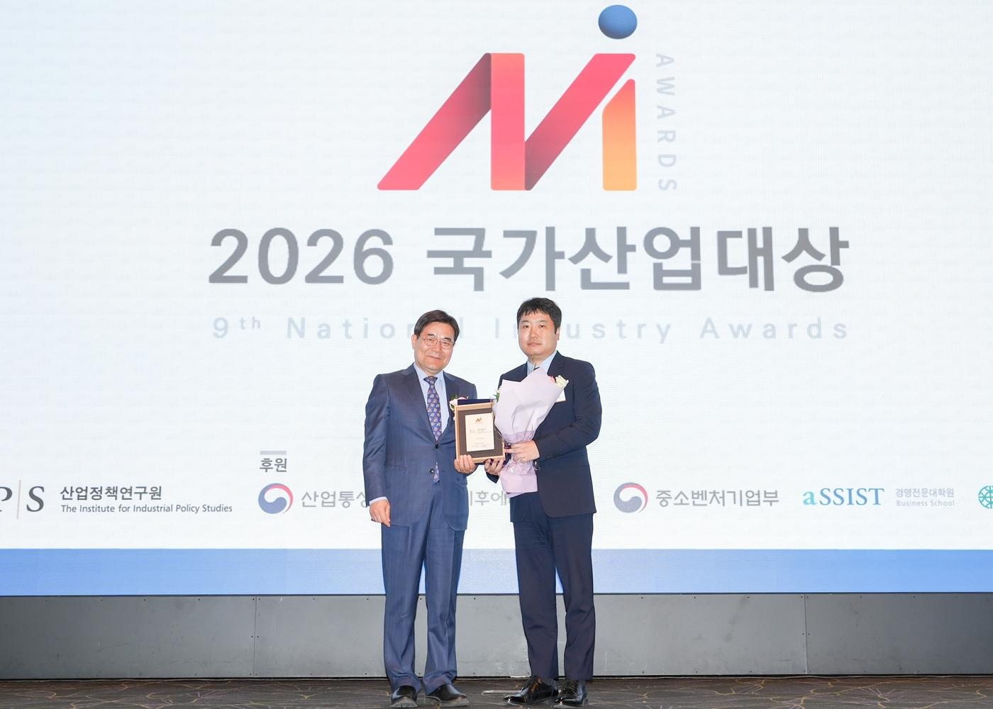 본문 이미지 - 박기찬 산업정책연구원장(왼쪽)과 양승직 에쓰오일 영업전략부문장이 '국가산업대상' 시상식에서 기념 촬영을 하고 있다.(에쓰오일 제공)/뉴스1