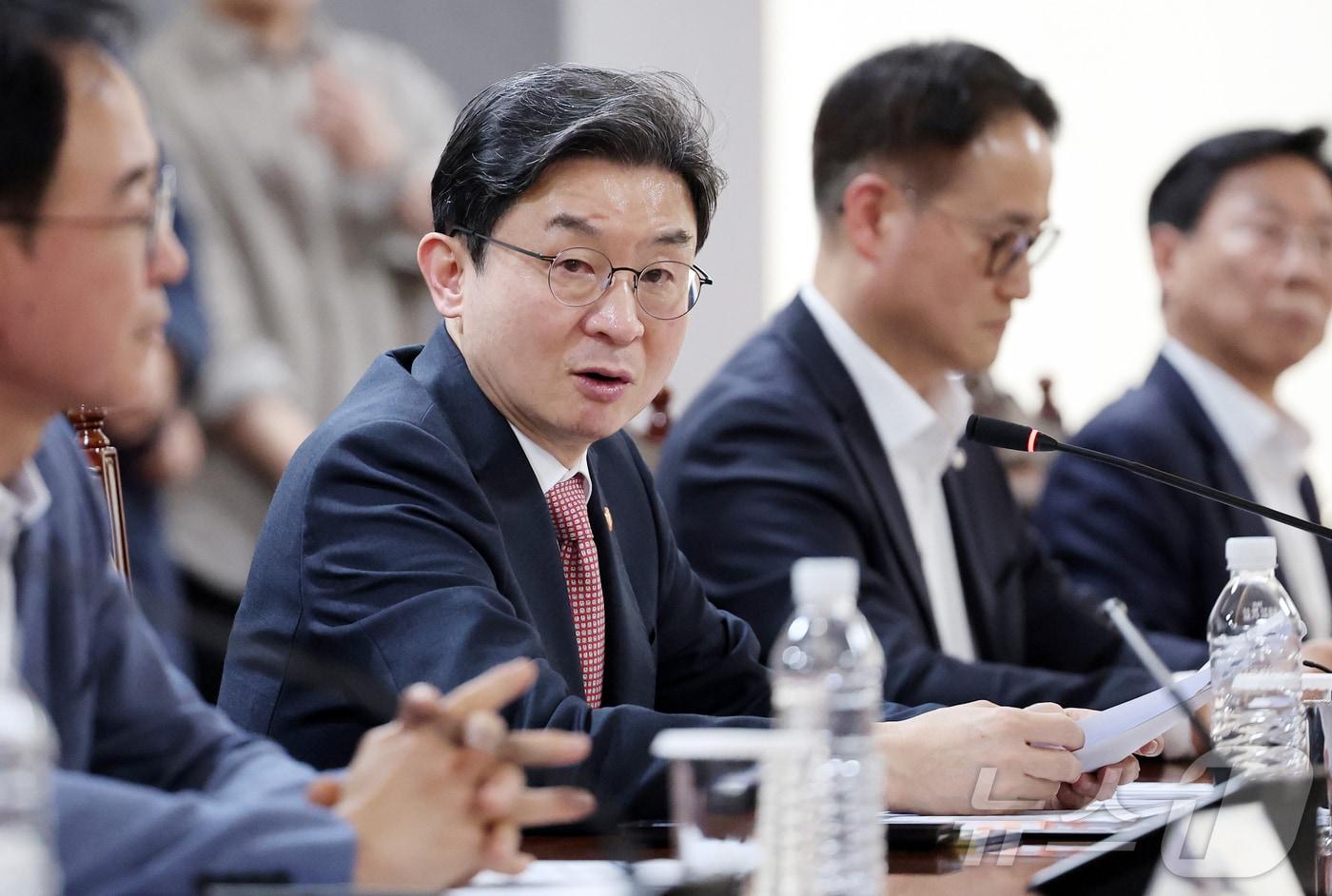 본문 이미지 - 이억원 금융위원장이 16일 서울 중구 은행회관에서 열린 제5차 생산적금융 대전환 회의에 참석해 모두발언을 하고 있다. 2026.4.16 ⓒ 뉴스1 김진환 기자