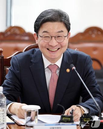 본문 이미지 - 이억원 금융위원장. 2026.4.16 ⓒ 뉴스1 김진환 기자