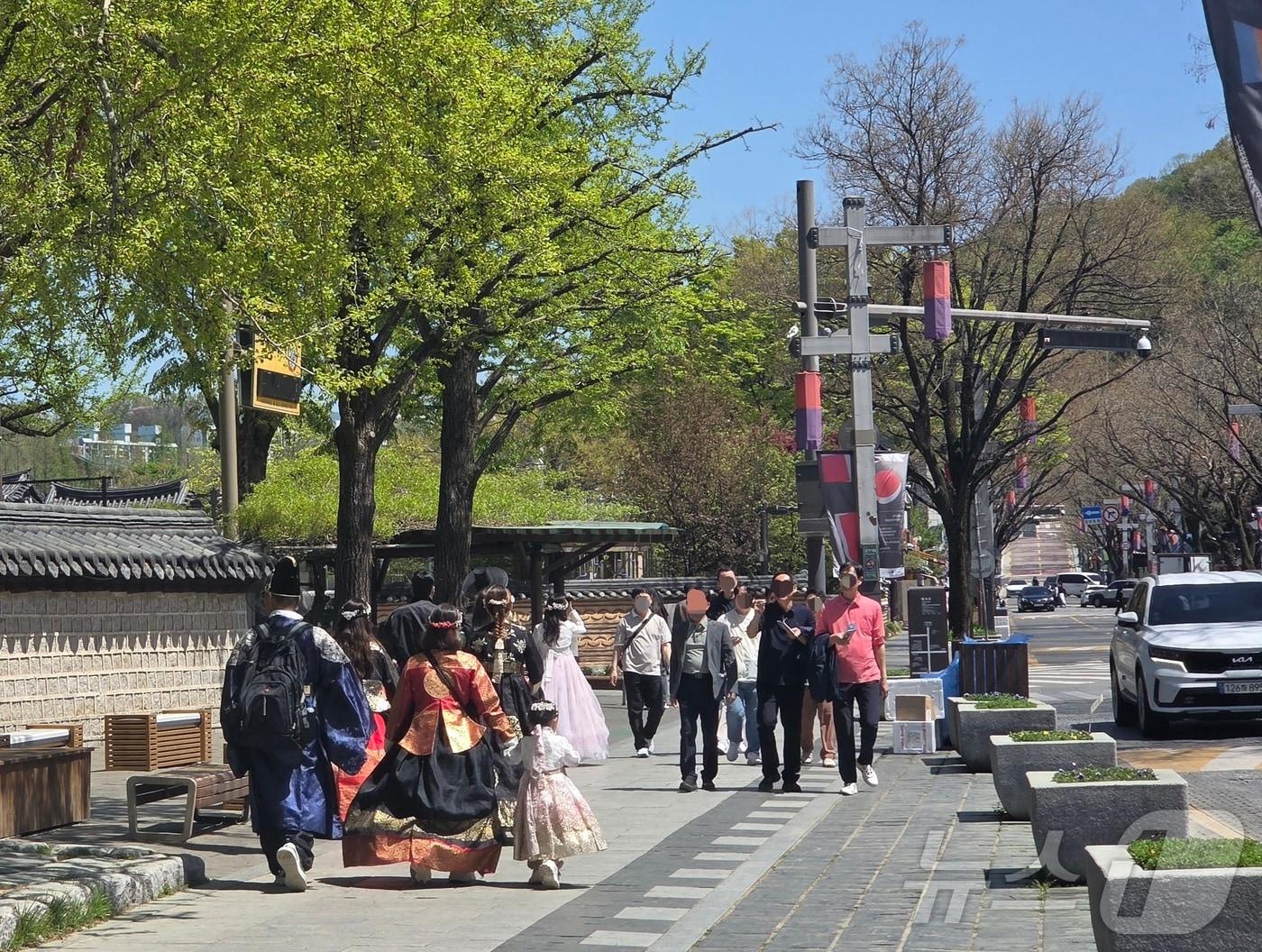 본문 이미지 - 전북 전주시의 낮 최고기온이 29도까지 치솟은 16일 정오께 한복 또는 반소매를 입은 나들이객들이 한옥마을을 걷고 있다.2026.4.16 문채연 기자 ⓒ 뉴스1 문채연 기자