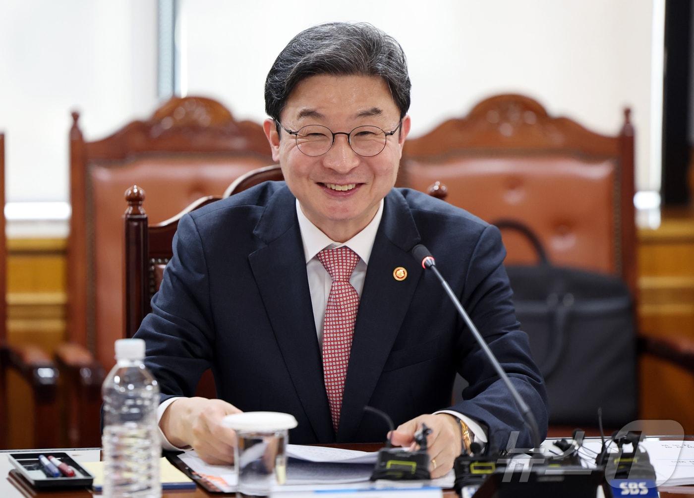 본문 이미지 - 이억원 금융위원장이 16일 서울 중구 은행회관에서 열린 제5차 생산적금융 대전환 회의에 참석해 미소를 짓고 있다. 2026.4.16 ⓒ 뉴스1 김진환 기자