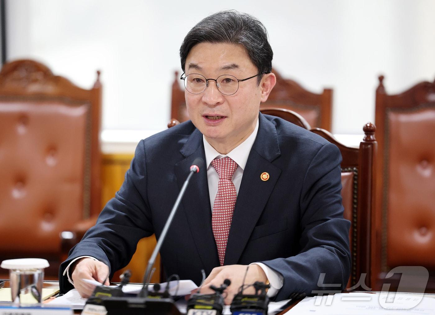 본문 이미지 - 이억원 금융위원장이 16일 서울 중구 은행회관에서 열린 제5차 생산적금융 대전환 회의에 참석해 모두발언을 하고 있다. 2026.4.16 ⓒ 뉴스1 김진환 기자