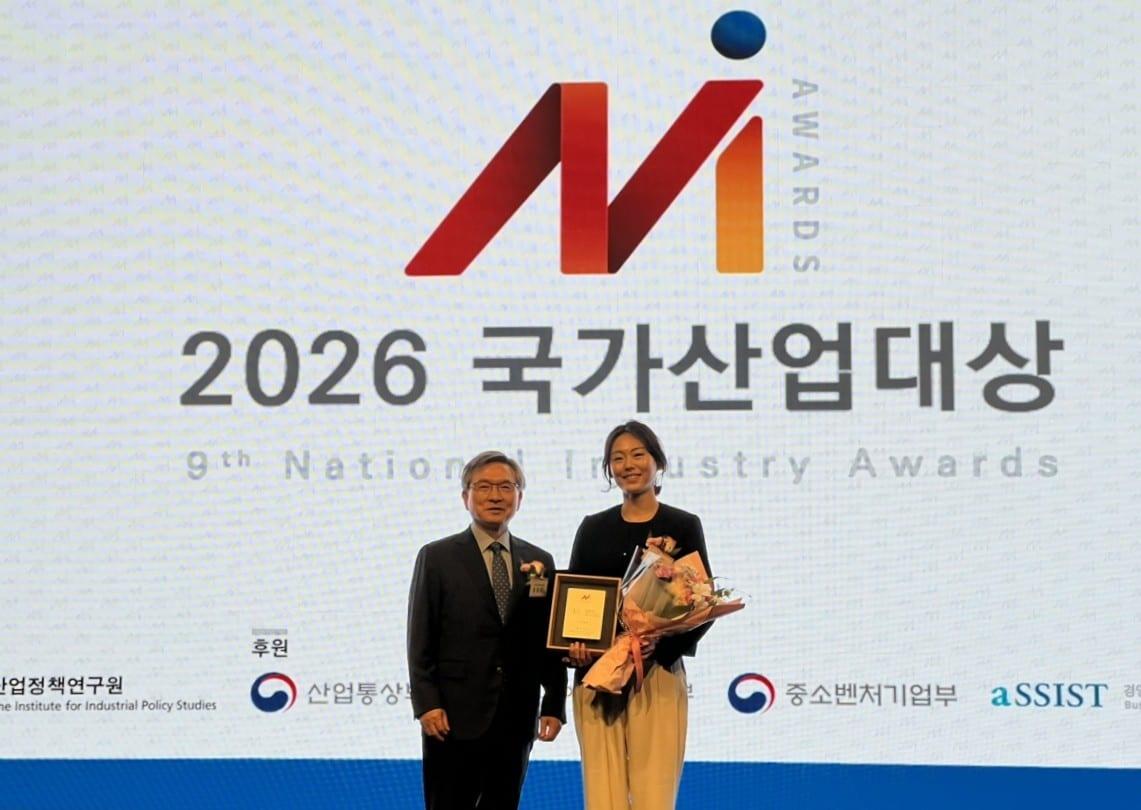 본문 이미지 - 2026 국가산업대상 시상식 (우측부터) 한올바이오파마 이연정 커뮤니케이션팀 팀장, 서울과학종합대학원대학교 표정호 부총장. (대웅 제공)