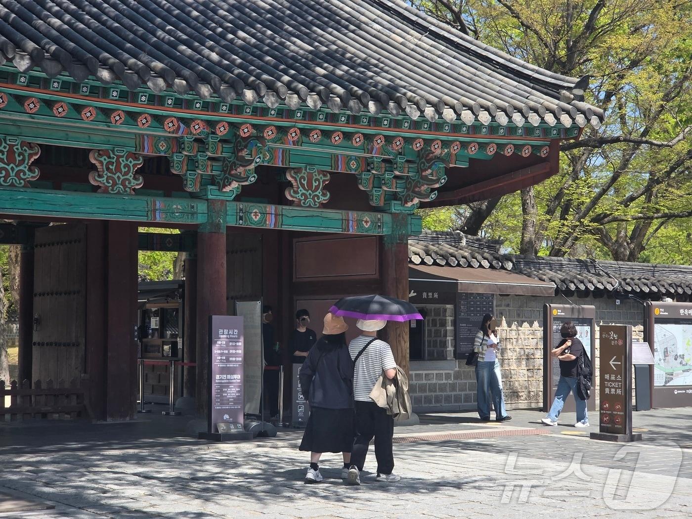 본문 이미지 - 전북 전주시의 낮 최고기온이 29도까지 치솟은 16일 정오께 관광객들이 양산을 쓰고 한옥마을 경기전 앞을 지나고 있다.2026.4.16 문채연 기자 ⓒ 뉴스1 문채연 기자