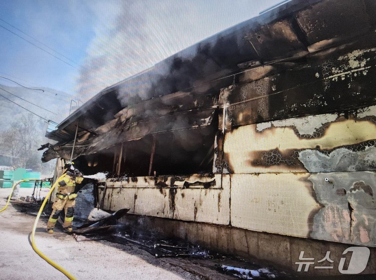 본문 이미지 - 16일 오전 11시 40분쯤 경북 영천시 신녕면 가천리의 돈사에서 불이나 소방대원이 진화하고 있다(경북소방본부 제공. 재판매 및 DB 금지)2026.4.16/뉴스1