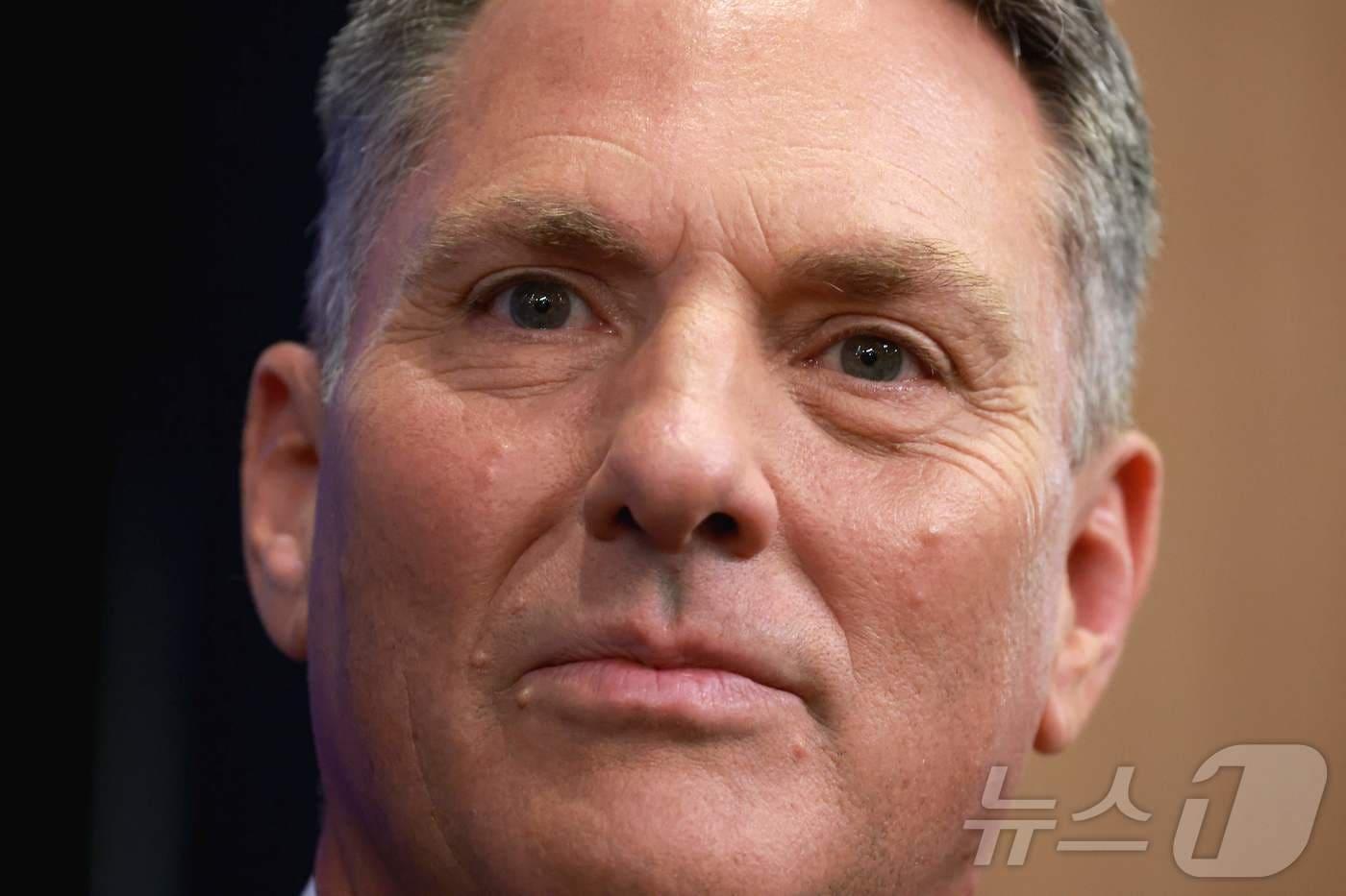 본문 이미지 - 리처드 말스 호주 국방장관이 16일(현지시간) 캔버라 내셔널 프레스 클럽에서 연설을 준비하고 있다. 2026.4.16 ⓒ AFP=뉴스1