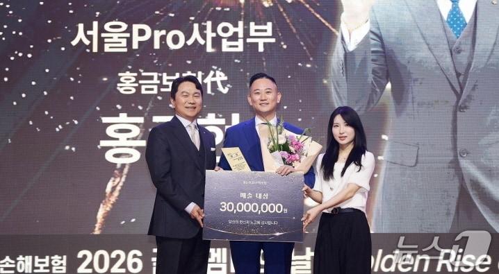 본문 이미지 - KB손해보험 연도대상 ‘2026 골드멤버의 날’ 시상식에 참석한 KB손해보험 구본욱 사장(왼쪽), KB손해보험 홍금보험대리점 홍주현 가운데(가운데), 쇼트트랙 국가대표 김길리 선수(오른쪽)가 함께 기념사진을 촬영하고 있다./사진제공=KB손해보험