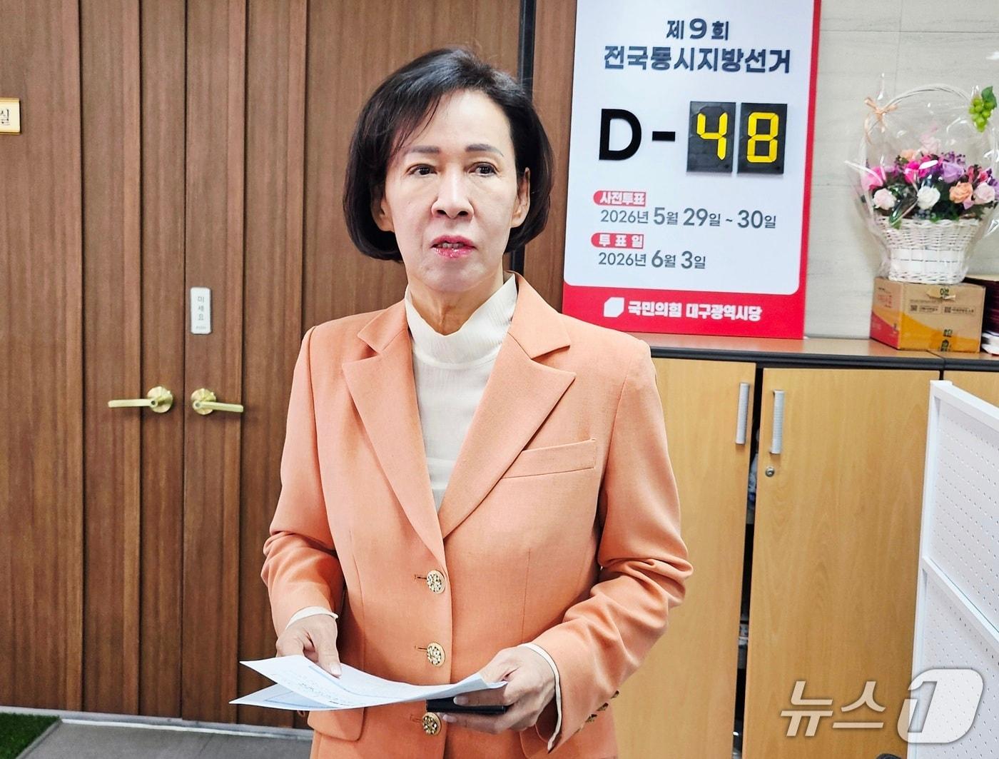 본문 이미지 - 이인선 국민의힘 대구시당 공천관리위원장이 16일 오후 공관위 회의를 마친 뒤 기자들과 만나 광역의원 경선 결과에 대해 브리핑하고 있다. 2026.4.16/뉴스1 남승렬 기자