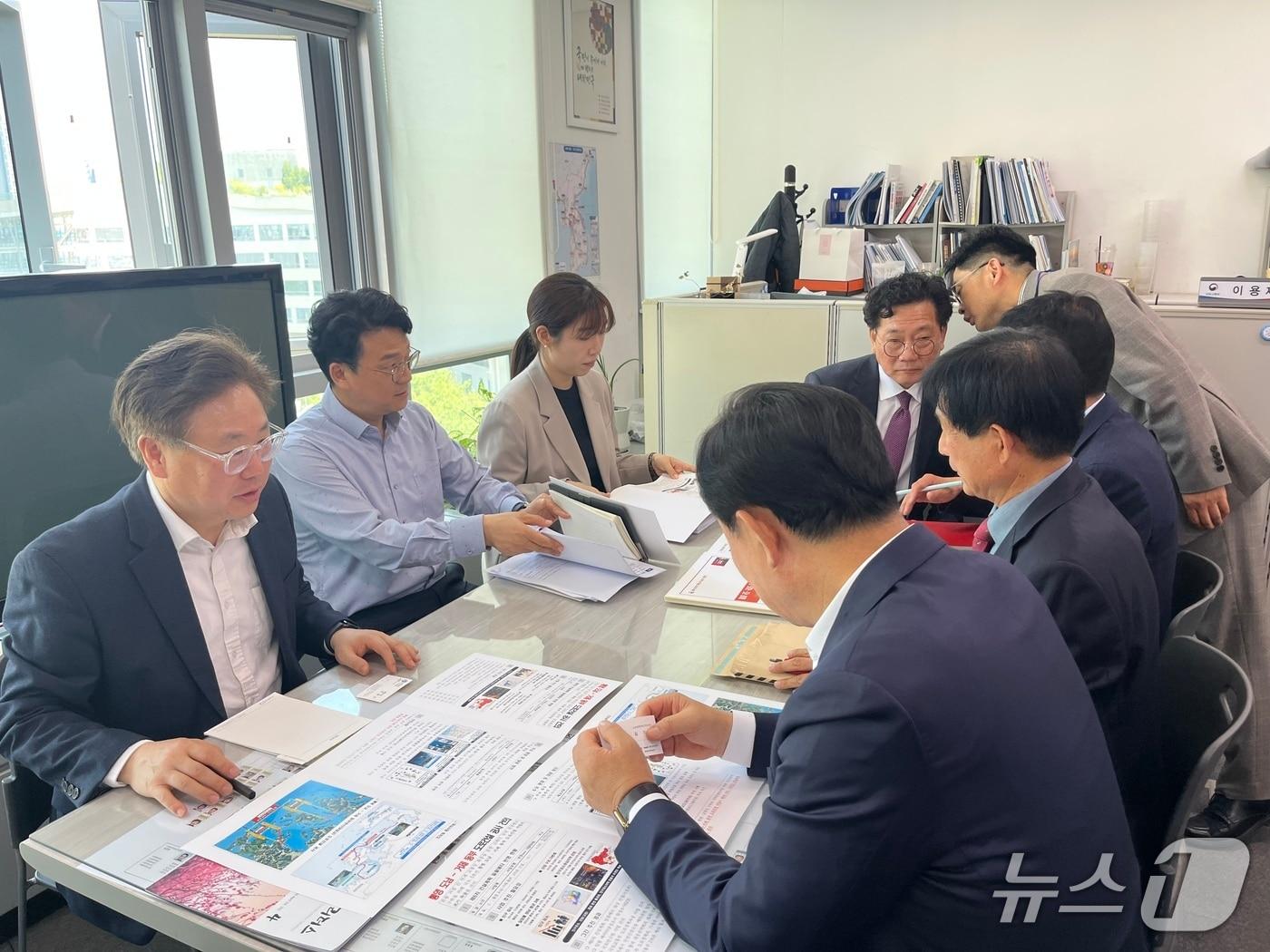 본문 이미지 - 통영시 관계자들이 정부 부처에 주요 현안 사업에 대해 설명하고 있다.(통영시 제공. 재판매 및 DB금지)