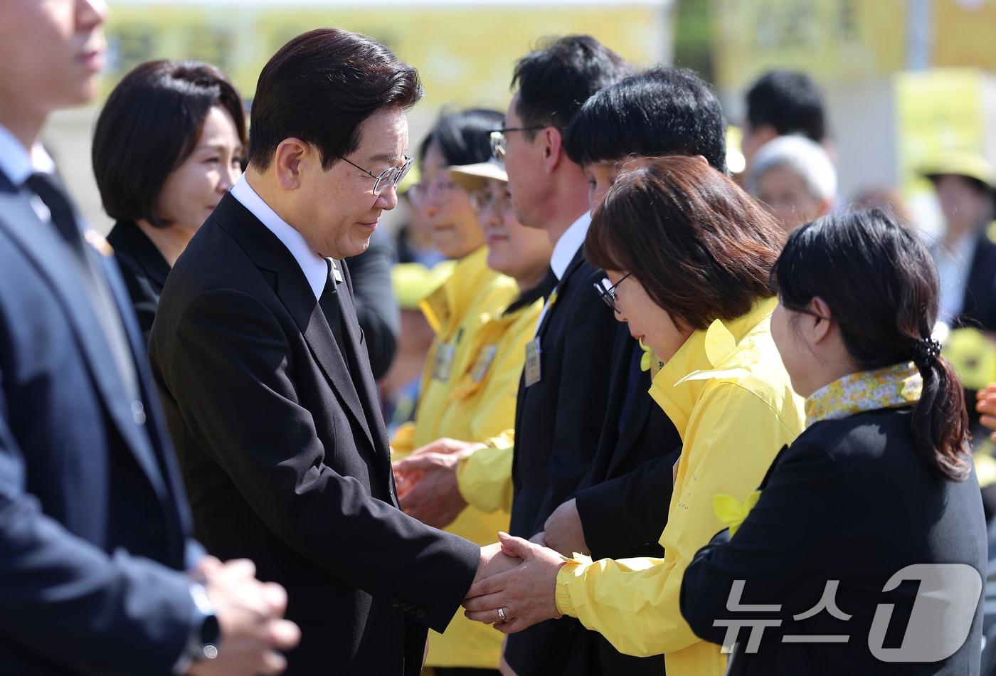 본문 이미지 - 이재명 대통령이 16일 경기 안산 단원구 화랑유원지에서 열린 세월호 참사 12주기 기억식에서 유가족과 인사를 하고 있다. (청와대통신사진기자단) 2026.4.16 ⓒ 뉴스1 이재명 기자