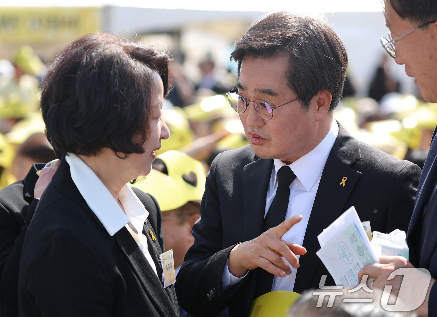 본문 이미지 - 더불어민주당 경기도지사 경선에서 탈락한 김동연 지사가 지난16일 경기 안산 단원구 화랑유원지에서 열린 세월호 참사 12주기 기억식에서 추미애 경기지사 후보와 인사를 나누고 있는 모습.(청와대통신사진기자단) 2026.4.16 ⓒ 뉴스1 이재명 기자