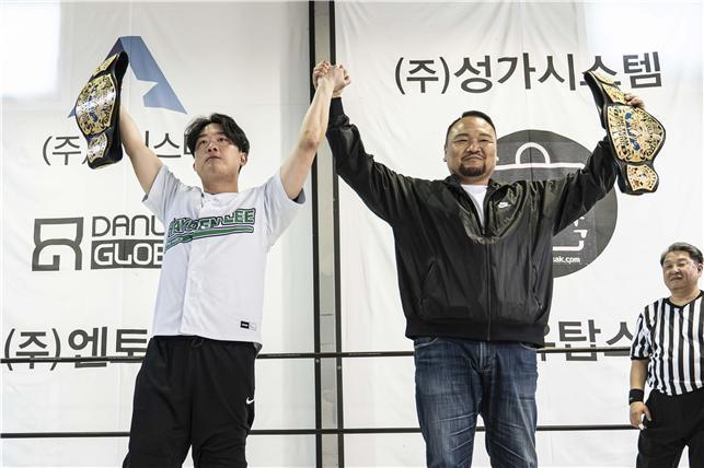 본문 이미지 - 레슬유니온:더 라스트 이벤트에서 파트너십을 선언하는 WWA 홍상진 대표(오른쪽)와 AKW 헤이든 대표. 