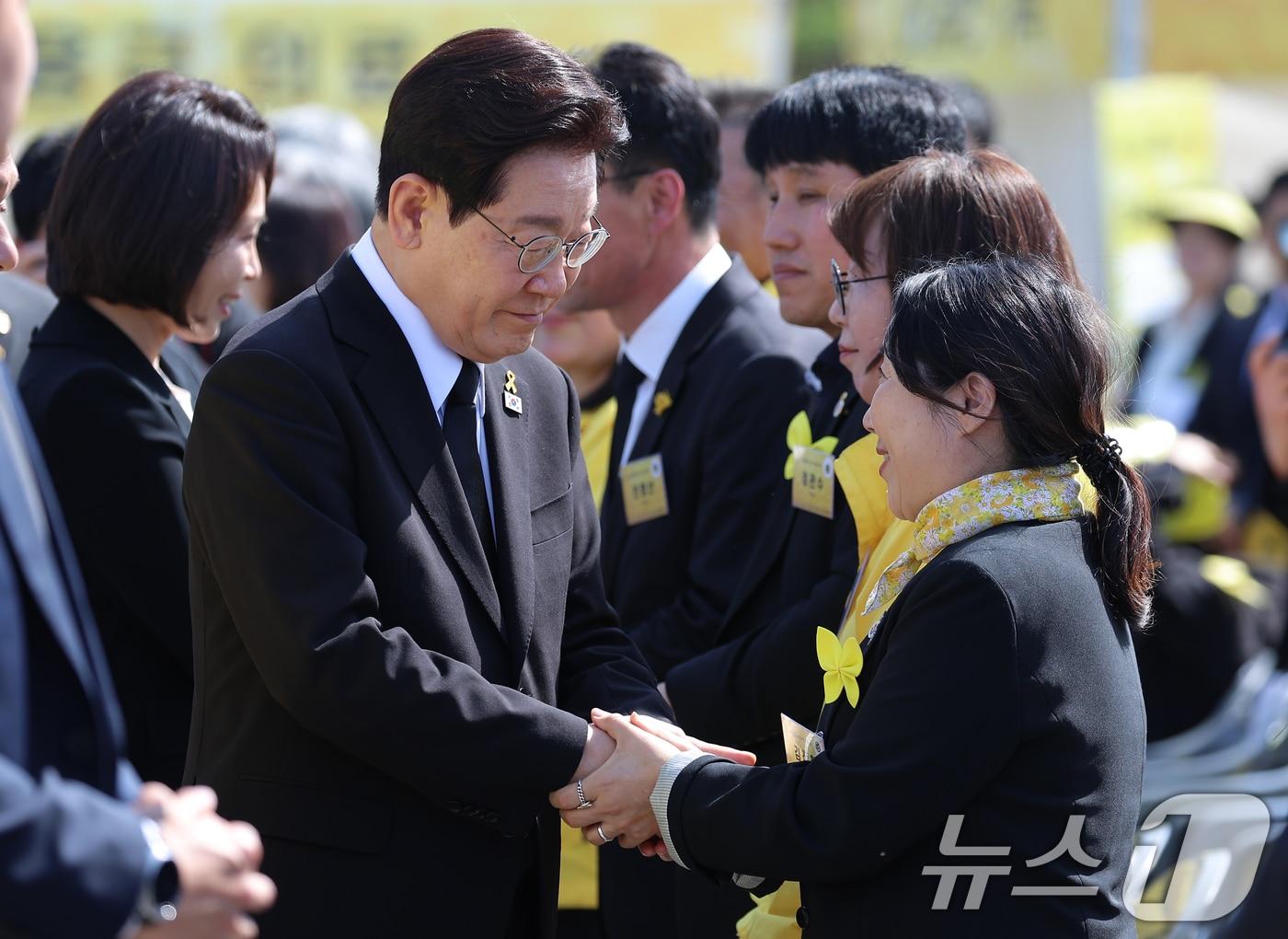 본문 이미지 - 이재명 대통령이 16일 경기 안산 단원구 화랑유원지에서 열린 세월호 참사 12주기 기억식에서 유가족과 인사하고 있다. (청와대통신사진기자단) 2026.4.16 ⓒ 뉴스1 이재명 기자