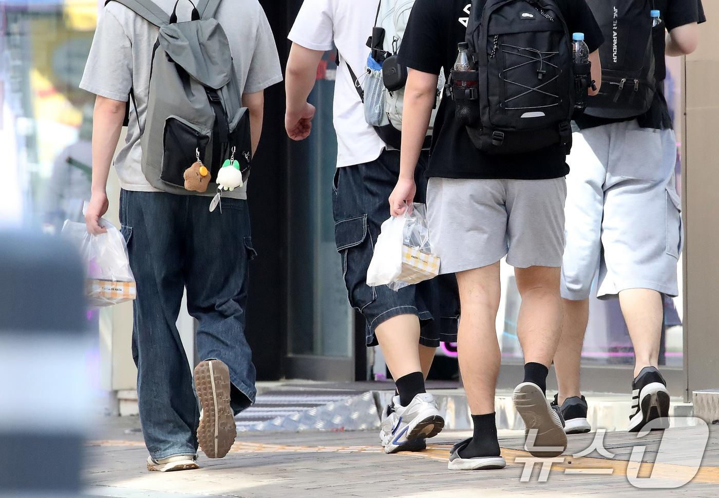 본문 이미지 - 초여름 날씨를 보인 16일 대구 중구 동성로에서 반바지와 반팔 티셔츠 차림의 시민들이 발걸음을 옮기고 있다. 2026.4.16 ⓒ 뉴스1 공정식 기자