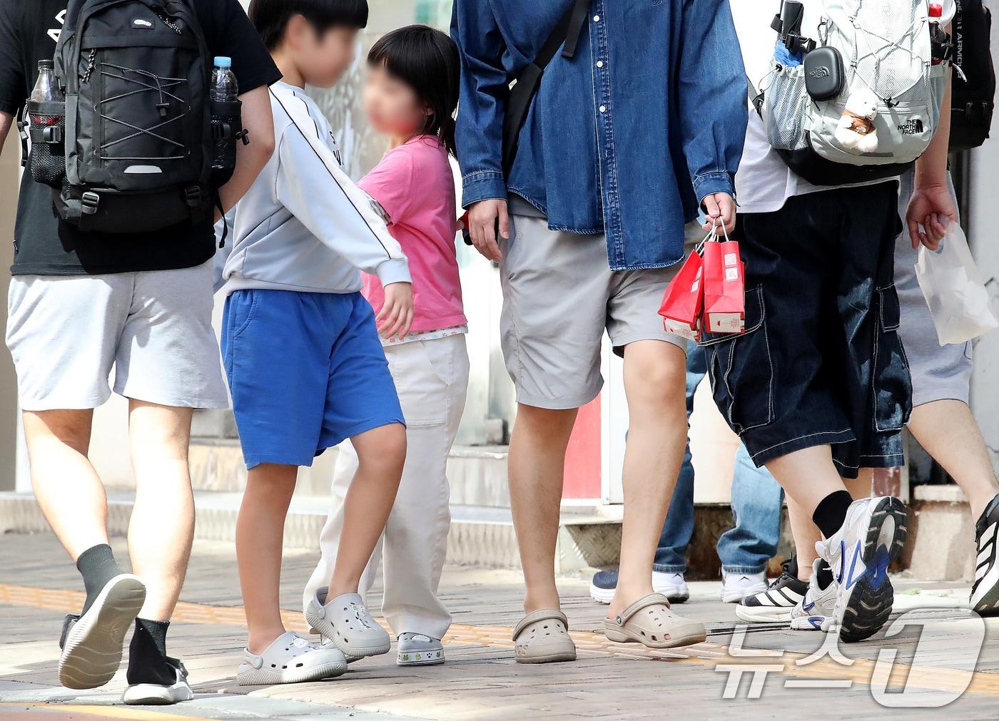 본문 이미지 - 초여름 날씨를 보인 16일 대구 중구 동성로에서 반바지와 반팔 티셔츠 차림의 시민들이 발걸음을 옮기고 있다. 2026.4.16 ⓒ 뉴스1 공정식 기자