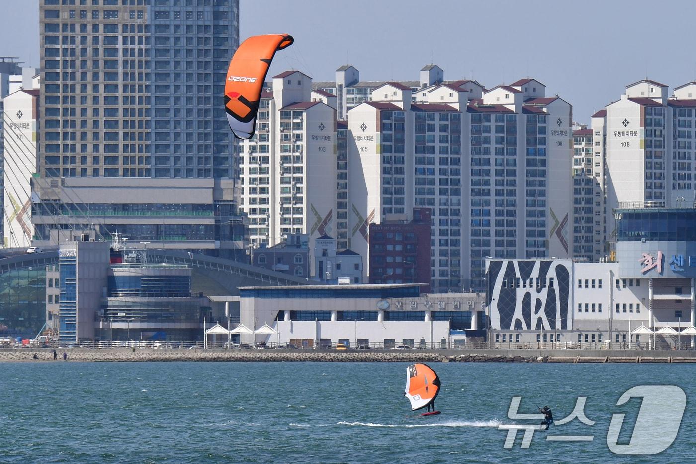 본문 이미지 - 16일 오후 경북 포항시 송도해수욕장에서 카이트 보드가 수면 위를 질주하고 있다. 2026.4.16 ⓒ 뉴스1 최창호 기자